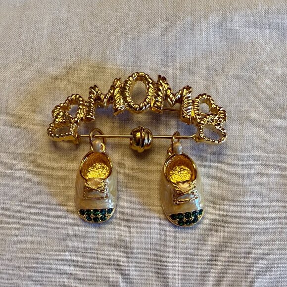Firenza Gold Tone "Mom" Pin With Enamel Crystal Baby Shoe Charms - Picture 1 of 7
